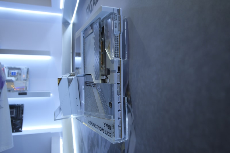 側面にコネクタを配置した設計