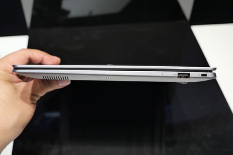 薄型ノートパソコン グラフィックス性能が約 4割向上！最新の第 9 世代 CPU と