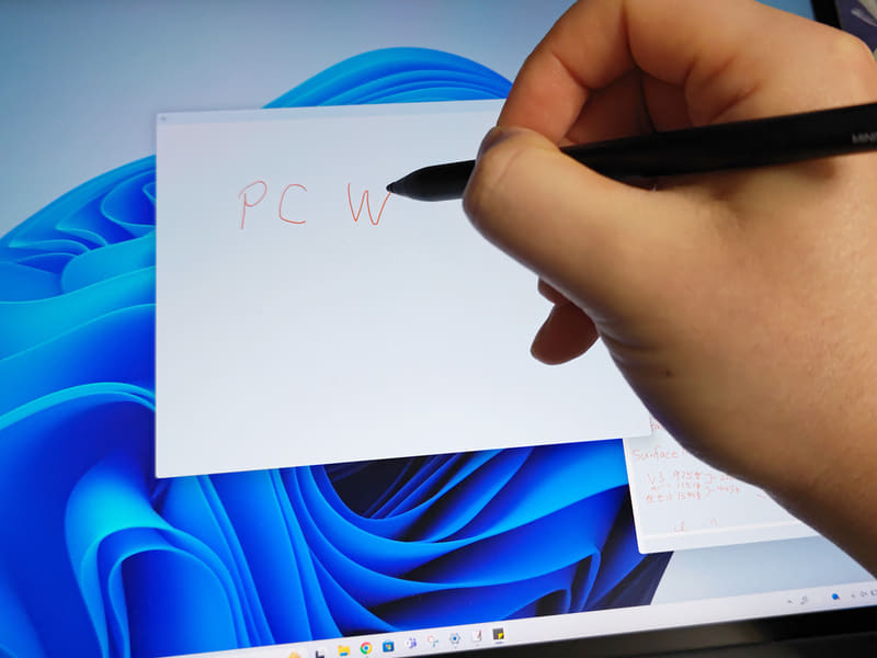 付箋にペン入力しているところ