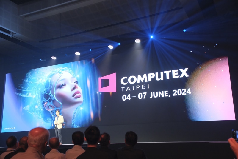 写真左のイラストなど、生成AI画像を差し込んだスライドも使われていた