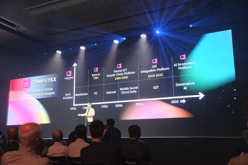 写真左のイラストなど、生成AI画像を差し込んだスライドも使われていた