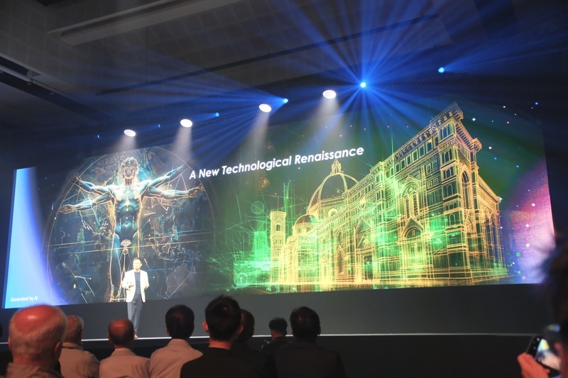 写真左のイラストなど、生成AI画像を差し込んだスライドも使われていた