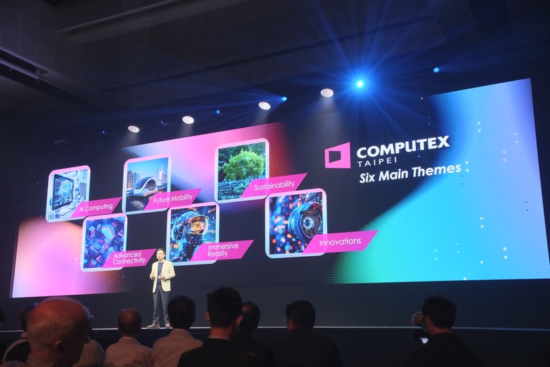 写真左のイラストなど、生成AI画像を差し込んだスライドも使われていた