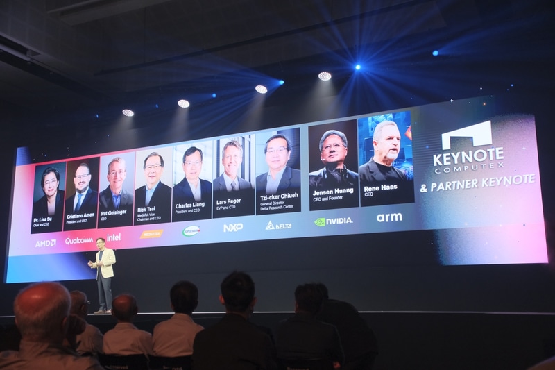 写真左のイラストなど、生成AI画像を差し込んだスライドも使われていた