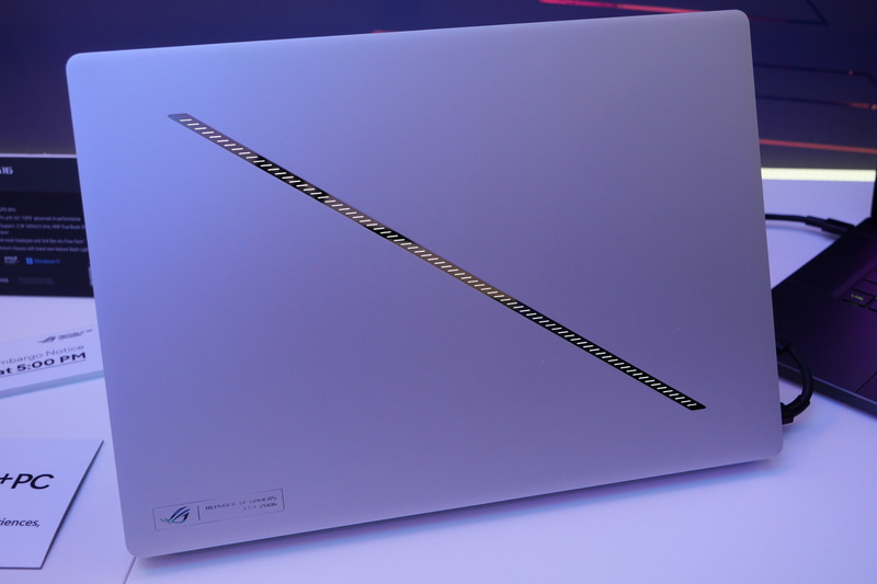 天板に「Slash Lighting」と呼ばれるライティングシステムを搭載