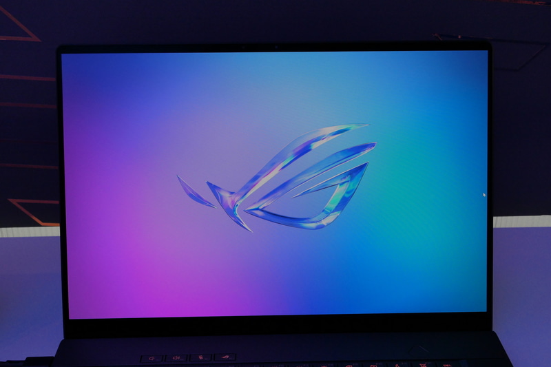 ディスプレイは2.5K/240Hz表示、応答速度0.2ms、G-SYNC、HDR True Black 500、Dolby Visio、DCI-P3カバー率100%の広色域表示に対応する16型有機ELを採用