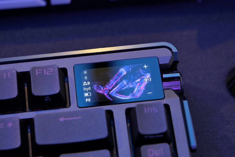 右上にはフルカラータッチOLEDとダイヤルスイッチを配置し、ボリュームなどの操作を簡単に行なえる