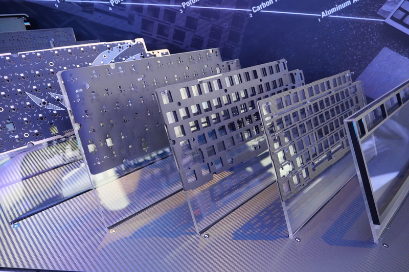 カーボンやウレタン、シリコンなどのガスケットを内部に配置し、優れたクッション性と打鍵感を実現