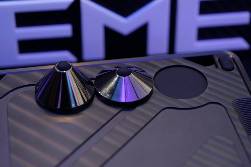 底面にはマグネットで後方をリフトアップするスタンドを装着できる