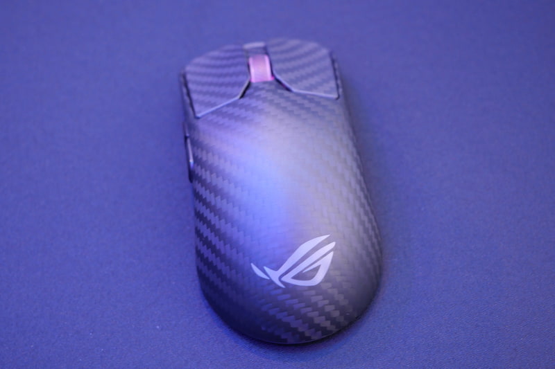 ROG Harpe Ace Extreme。ボディにカーボンファイバーを採用し、47gの軽さを実現