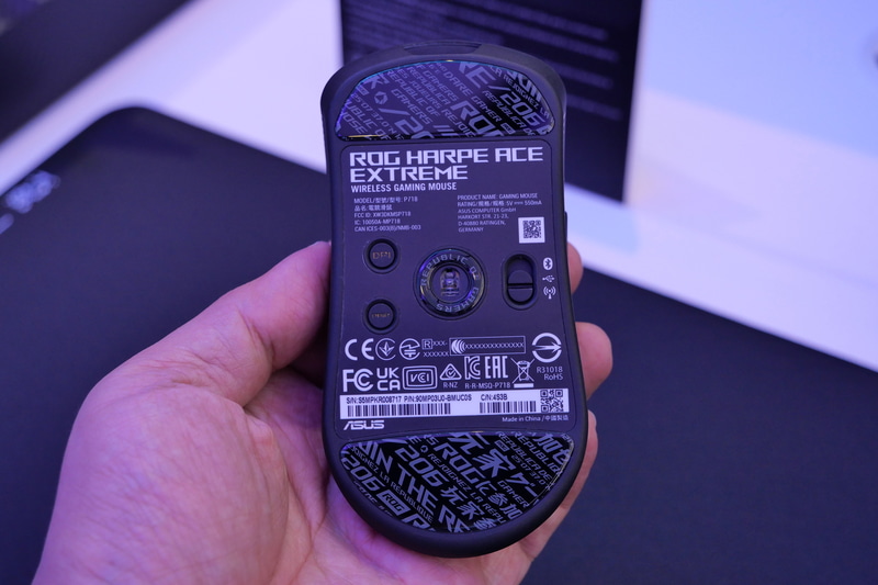 底面の前後に強化ガラス「Gorilla Glass 3」を装着し、非常になめらかな操作性を実現