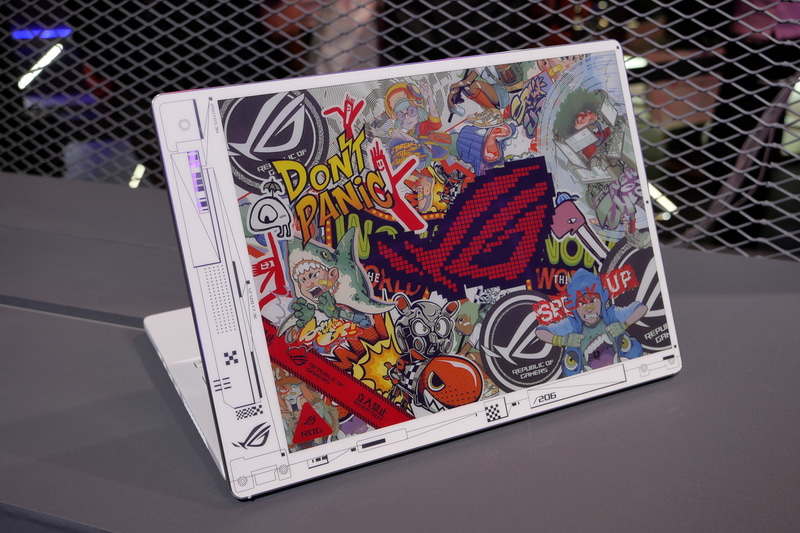 天板にフルカラーE Inkパネル搭載のプロトタイプノートPC「Projekt Dali」