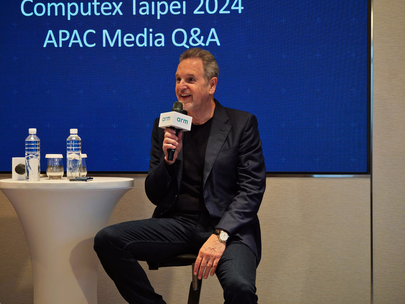 記者向けの質疑応答で答えるArm CEO レネ・ハース氏