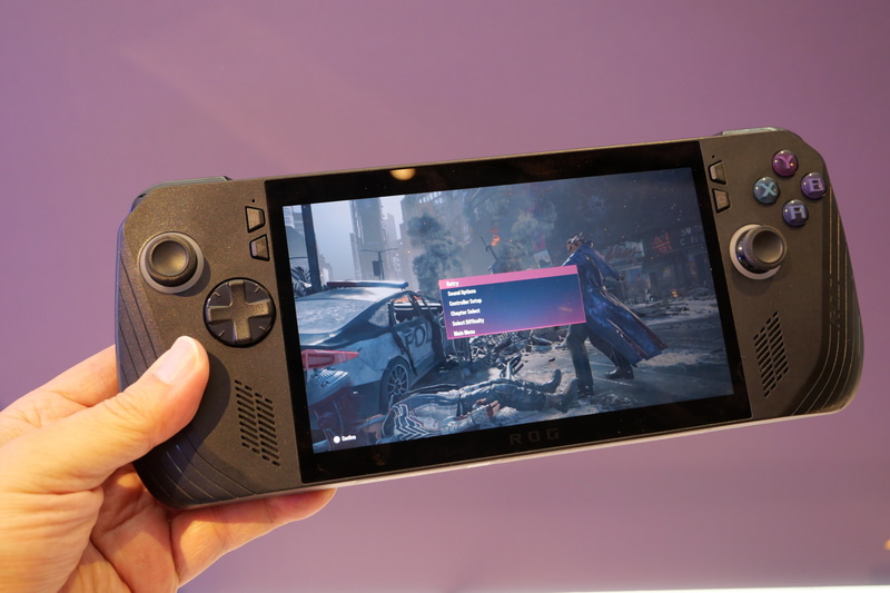 本体色がブラックになったことで、精悍な印象。重量は従来から70g重くなったが、特に重量増を感じることはなかった