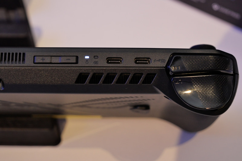 USB 3.1 Typ-Cに加えてUSB4が1ポート追加され、拡張性や利便性が向上