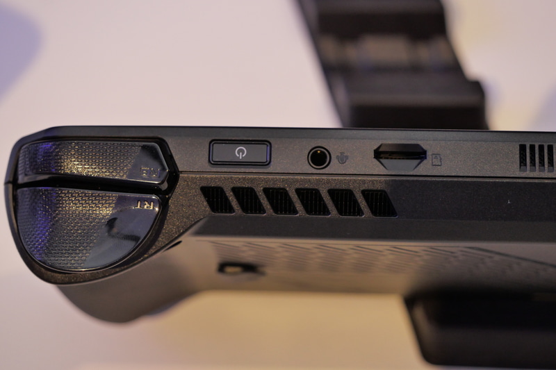 電源ボタン、オーディオジャック、microSDカードスロットなどは従来同様