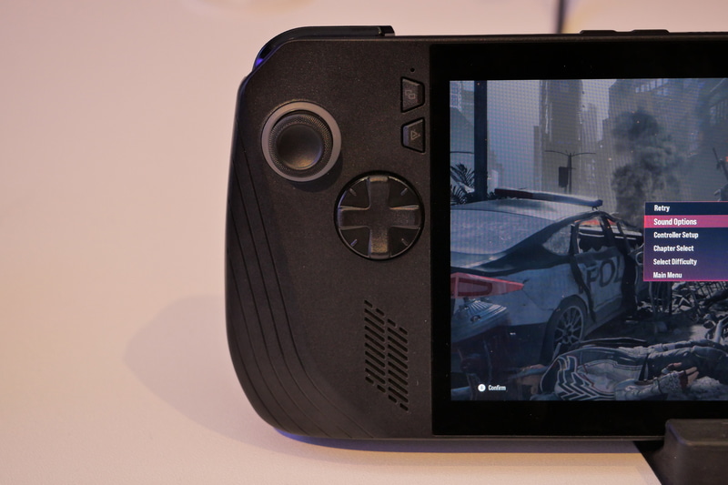 ジョイスティックの耐久性が従来モデルの200万サイクルから500万サイクルへと向上。また十字パッド「D-PAD」も入力しやすくなっている