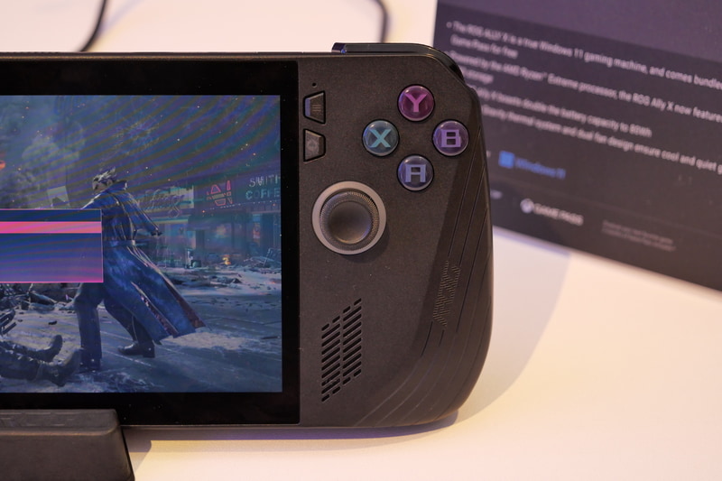 ジョイスティックやボタンに指が自然に届くよう配置が変更された