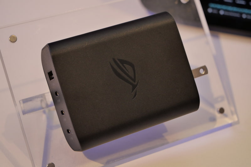 出力140WのACアダプタ「ROG 140W USB-C GaN CHARGER」が付属する