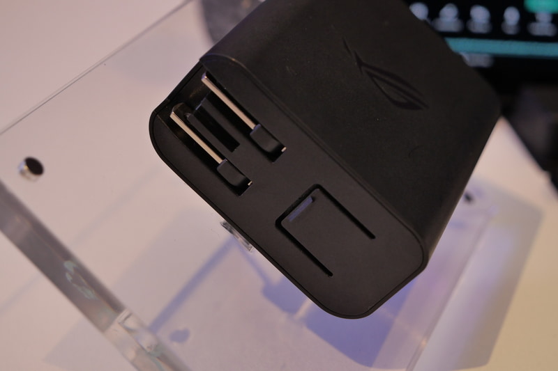 140WのACアダプタとしては比較的小型で、電源プラグも折りたたみ式のため携帯性に優れる