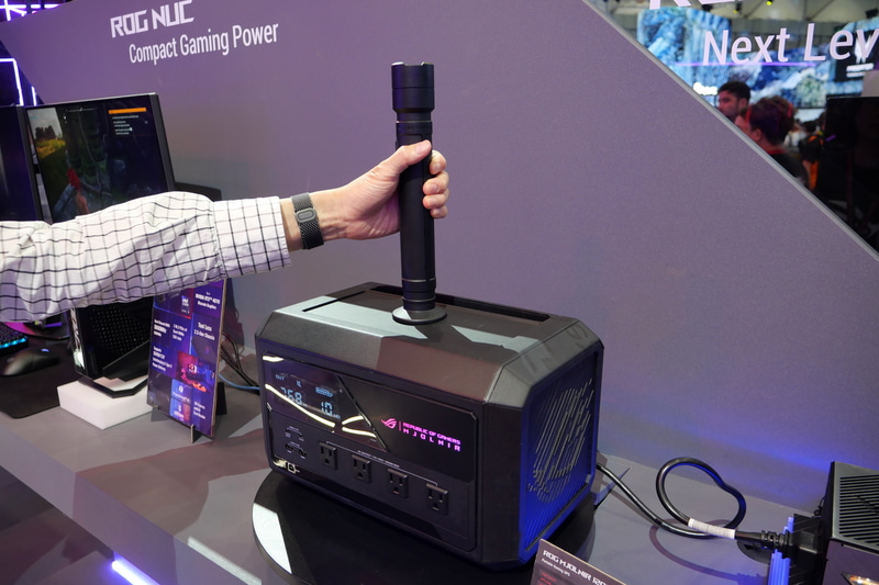 取っ手部分を持って振り回せるのかと思いきや……