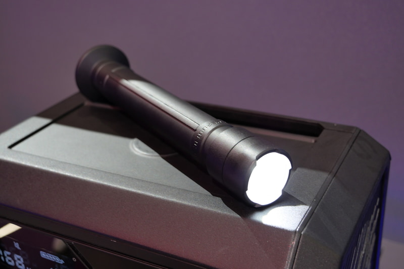 この取っ手は充電式の懐中電灯となっており、緊急時などの明かりとして利用できる