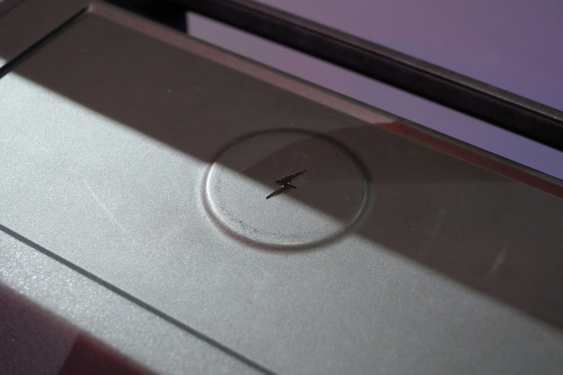 取っ手部分は本体にマグネットで装着でき、その部分はQi2準拠の充電パッドとなっている