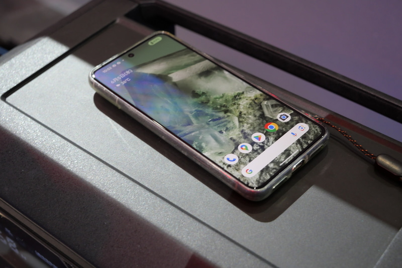 取っ手の懐中電灯やQi/Qi2対応スマホの充電が可能