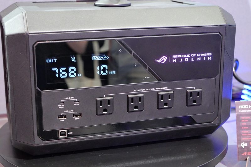 正面には出力や利用時間を示すディスプレイ、USB電源ポート、AC電源ポートなどを備える