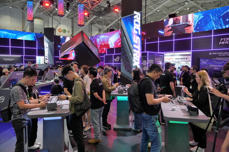 会場ベースでもROG Ally Xは特に人気が高く、多くの来場者が詰めかけていた