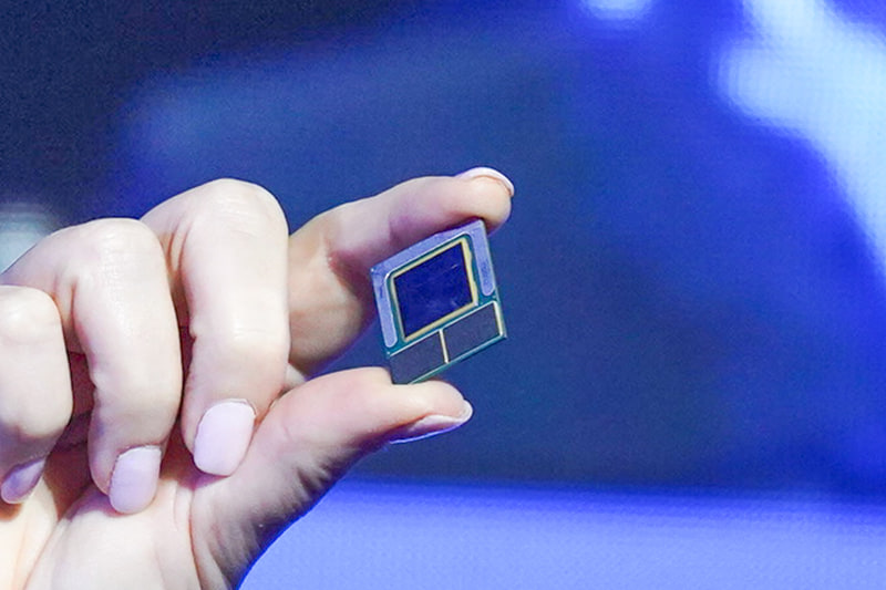 IntelのLunar Lake、外観の特徴はDRAMがパッケージ上に搭載されていること