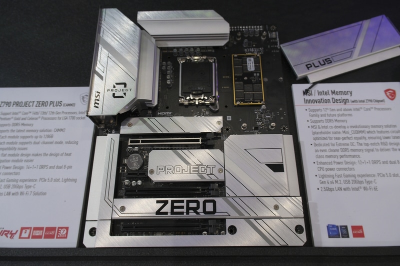 CAMM2対応の「Z790 PROJECT ZERO PLUS」。各種コネクタを前面から排除している点も特徴