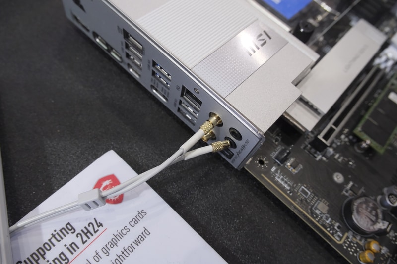 Wi-Fiアンテナがねじ込まず差し込むだけでよい設計に