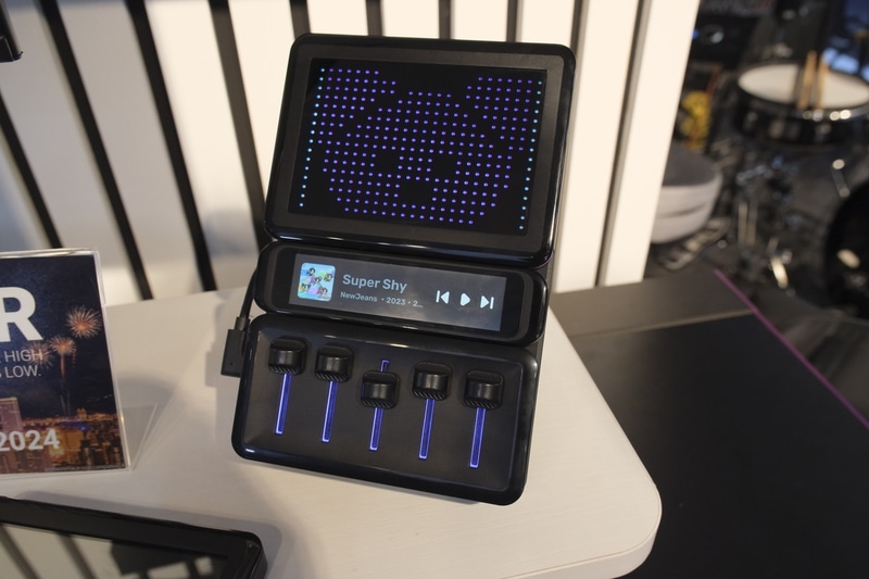 別のモジュールを装着するだけで完了。ホットスワップ対応なので、PCとの再接続なども必要ない