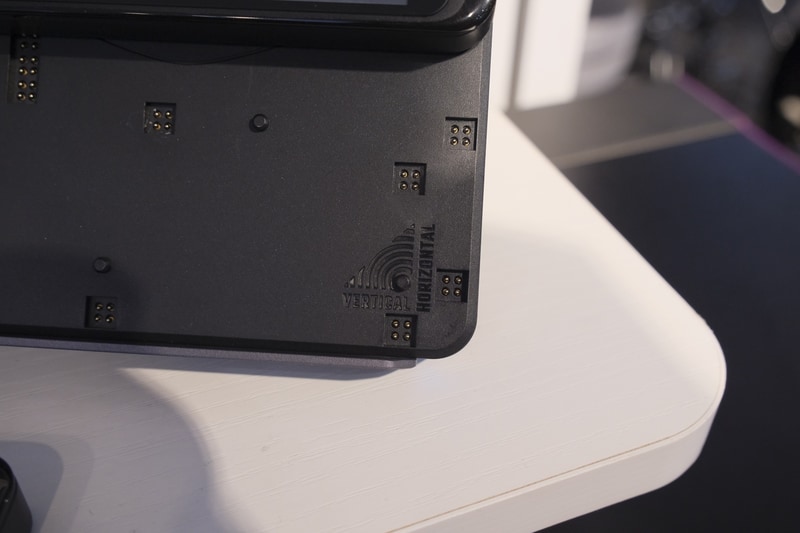 ベースプレート(上)とモジュール(下)はポゴピンで接続する