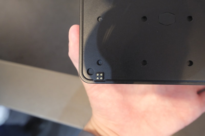 ベースプレート(上)とモジュール(下)はポゴピンで接続する