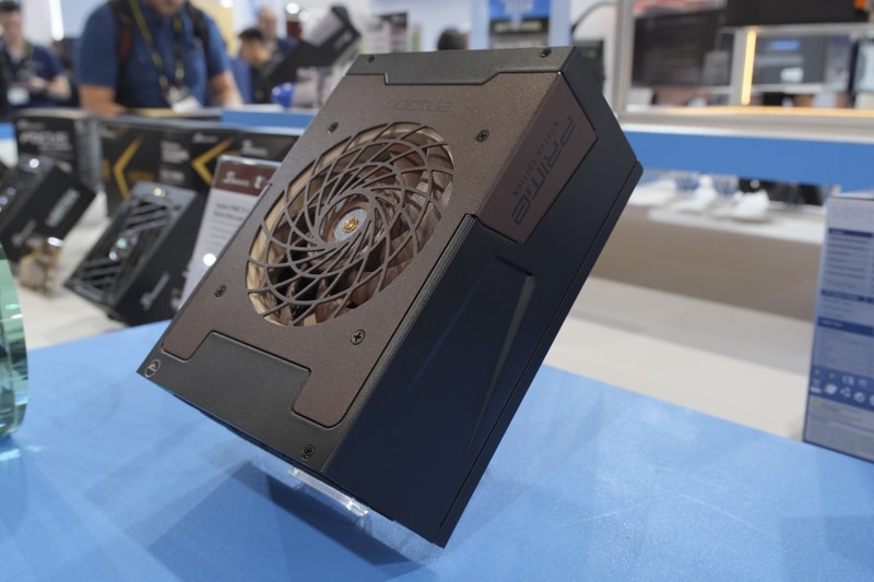 Noctuaらしいブラウンカラーもあしらわれている