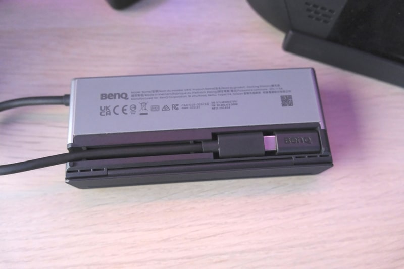 ケーブルのコネクタ部分は本体裏に収納可能