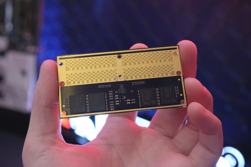 裏側。上方が接続部分、下方がメモリ