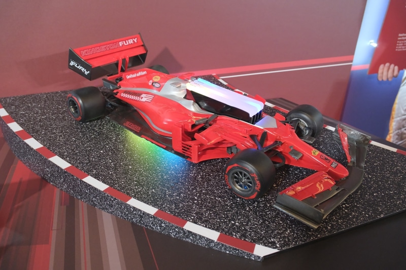 ミニチュアのレーシングカーにメモリを載せた展示も