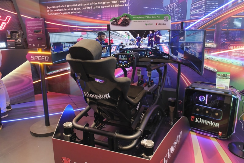 レーシングシミュレータの体験コーナーも