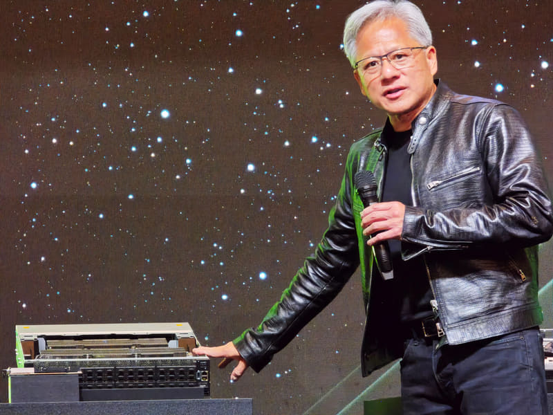 ネットワーク機器を紹介するフアン氏