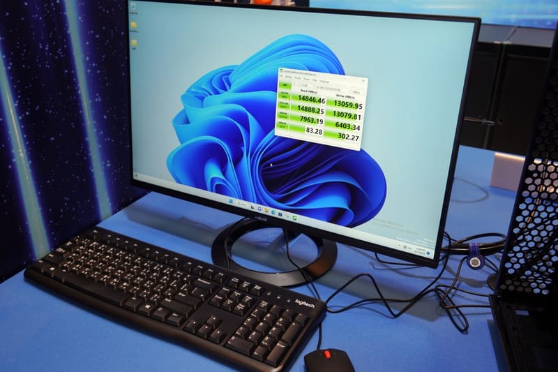 CrystalDiskMarkでほぼスペックに近い結果となっている