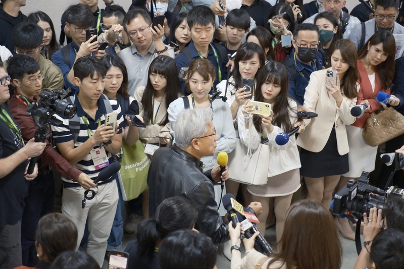 会場に現れたフアン氏