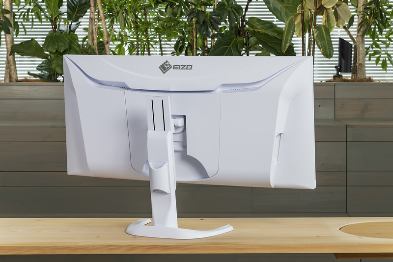 映像入力などのインターフェイスは背面のカバーに隠されており、デザイン性が重視されている。上部のスリットは本機を持ち上げたりする際に持ち手として役立つ