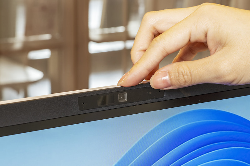 Webカメラとマイクがベゼル内に完全に収まったスタイリッシュな見た目