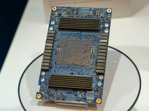 ガウディ　3個セット IntelがNVIDIAに対抗して発表したAIアクセラレータ「Gaudi 3」の