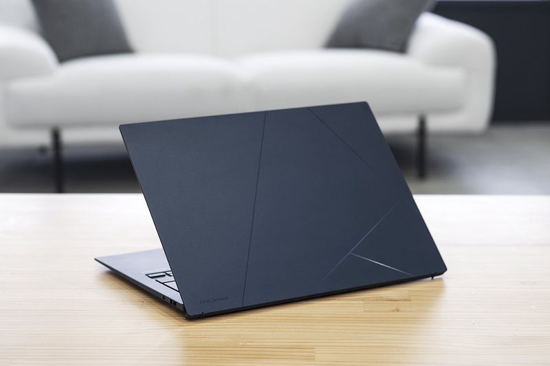 ポンダーブルーという深い青色のカラーを採用。スマートで場所や用途を選ばないデザインだ