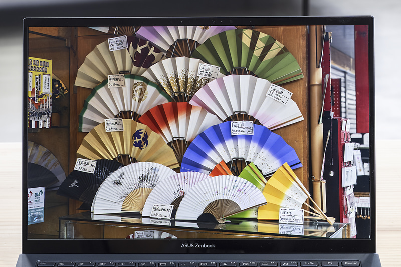 まるで実物の扇子かと見まがうがごときの映像美。この13.3型OLED(有機EL)ディスプレイは非常に色鮮やかだ