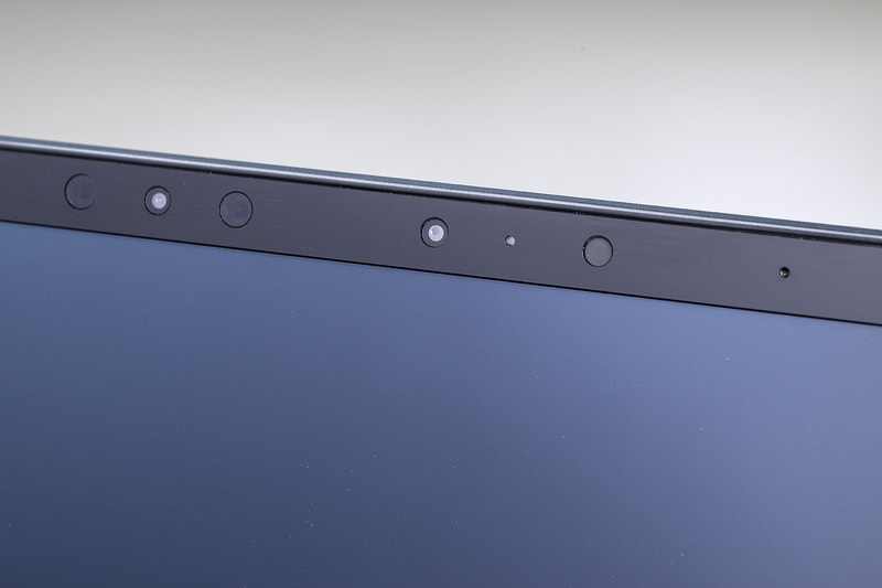 上部にはWebカメラとマイクを搭載。207万画素と高画質で顔認証によるWindowsログイン(Windows Hello)にも対応する